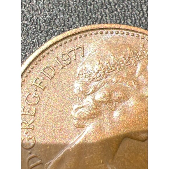 1977 United Kingdom 1 New Penny Coin Elizabeth II Bronze Vintage Collectible - Picture 2 of 3